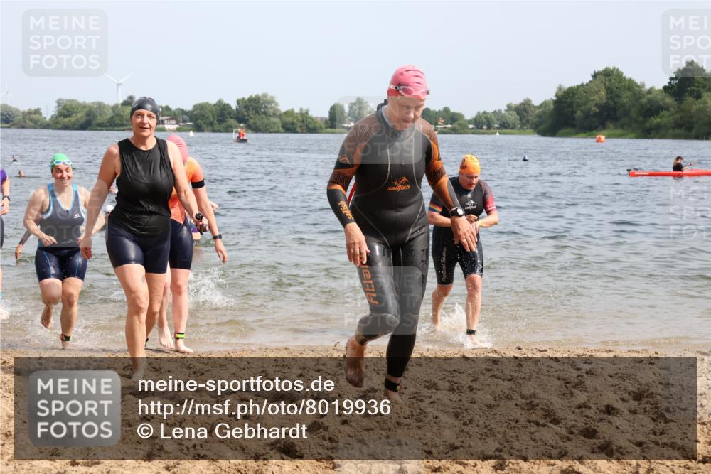15.06.2025 - 27. Vierlanden-Triathlon Lena Gebhardt http://msf.ph/oto/8019936 15.06.2025 10:17:30 Schwimmen 485, 488, 492, 493, 519, 529, 532, 537, 552, 557, 562, 572, 582, 584, 588, 594, 626 meine-sportfotos.de