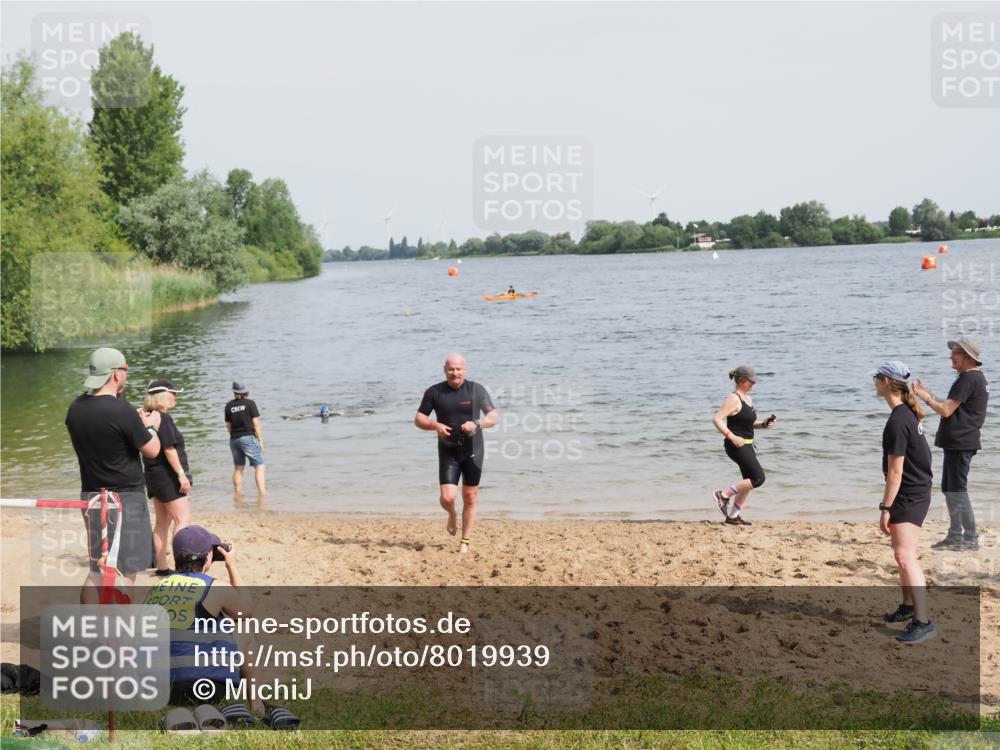 21.06.2025 - 27. Vierlanden-Triathlon MichiJ http://msf.ph/oto/8019939 15.06.2026 10:20:10 Schwimmen 616 meine-sportfotos.de