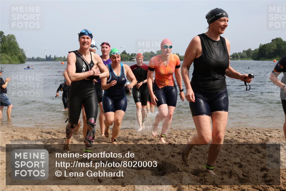 15.06.2025 - 27. Vierlanden-Triathlon Lena Gebhardt http://msf.ph/oto/8020003 15.06.2025 10:17:32 Schwimmen 485, 488, 492, 493, 519, 529, 532, 537, 552, 557, 562, 572, 582, 588, 594, 626 meine-sportfotos.de