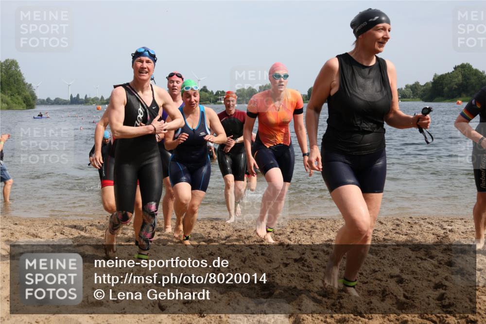 15.06.2025 - 27. Vierlanden-Triathlon Lena Gebhardt http://msf.ph/oto/8020014 15.06.2025 10:17:32 Schwimmen 485, 488, 492, 493, 519, 529, 532, 537, 552, 557, 562, 572, 582, 588, 594, 626 meine-sportfotos.de
