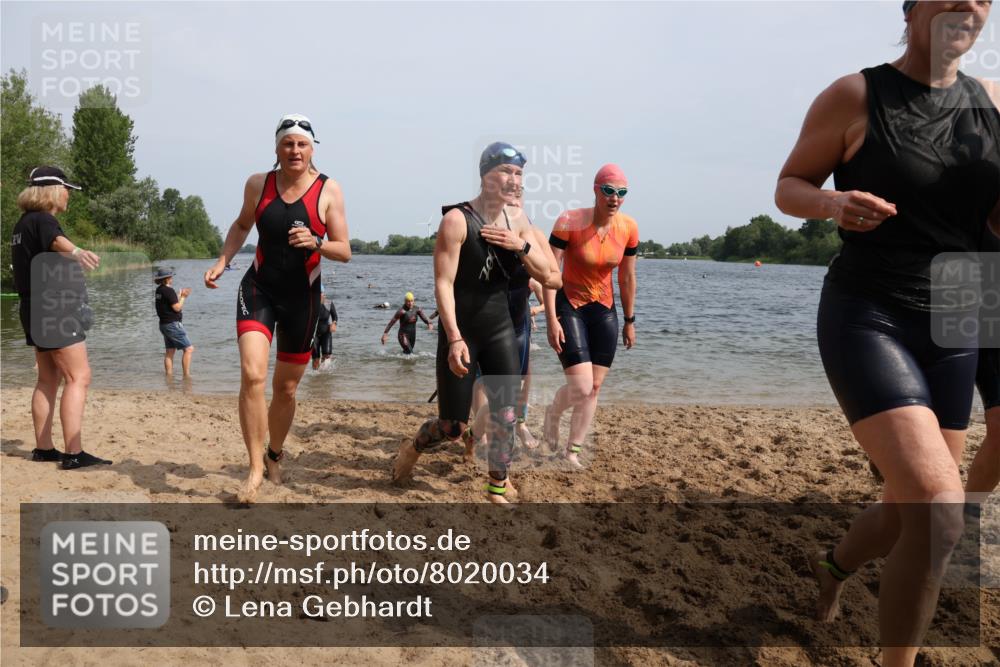15.06.2025 - 27. Vierlanden-Triathlon Lena Gebhardt http://msf.ph/oto/8020034 15.06.2025 10:17:33 Schwimmen 485, 488, 492, 493, 519, 529, 532, 537, 552, 557, 562, 572, 582, 588, 594, 626 meine-sportfotos.de