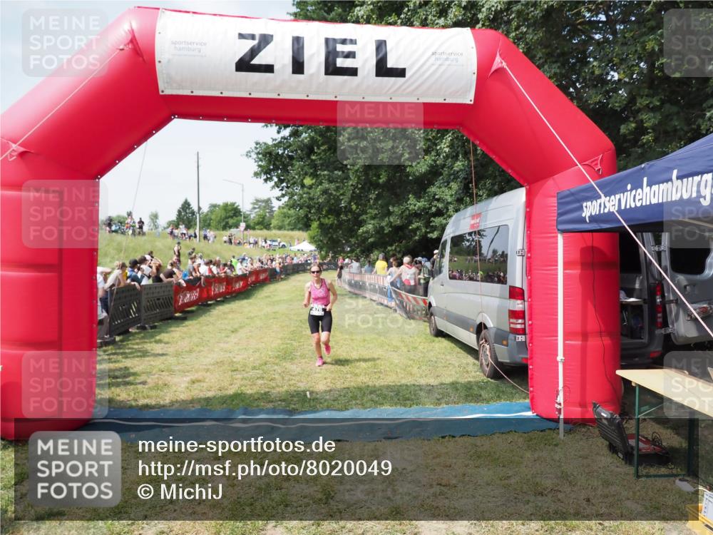 21.06.2025 - 27. Vierlanden-Triathlon MichiJ http://msf.ph/oto/8020049 15.06.2026 11:35:45 Ziel 476, 494 meine-sportfotos.de