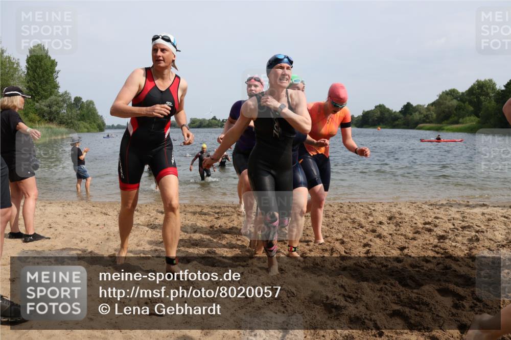 15.06.2025 - 27. Vierlanden-Triathlon Lena Gebhardt http://msf.ph/oto/8020057 15.06.2025 10:17:34 Schwimmen 485, 488, 492, 493, 519, 532, 537, 552, 557, 562, 572, 582, 588, 594, 626 meine-sportfotos.de