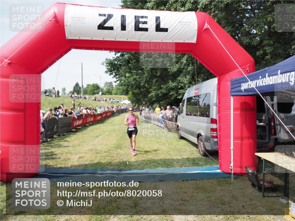 21.06.2025 - 27. Vierlanden-Triathlon MichiJ http://msf.ph/oto/8020058 15.06.2026 11:35:45 Ziel 476, 494 meine-sportfotos.de