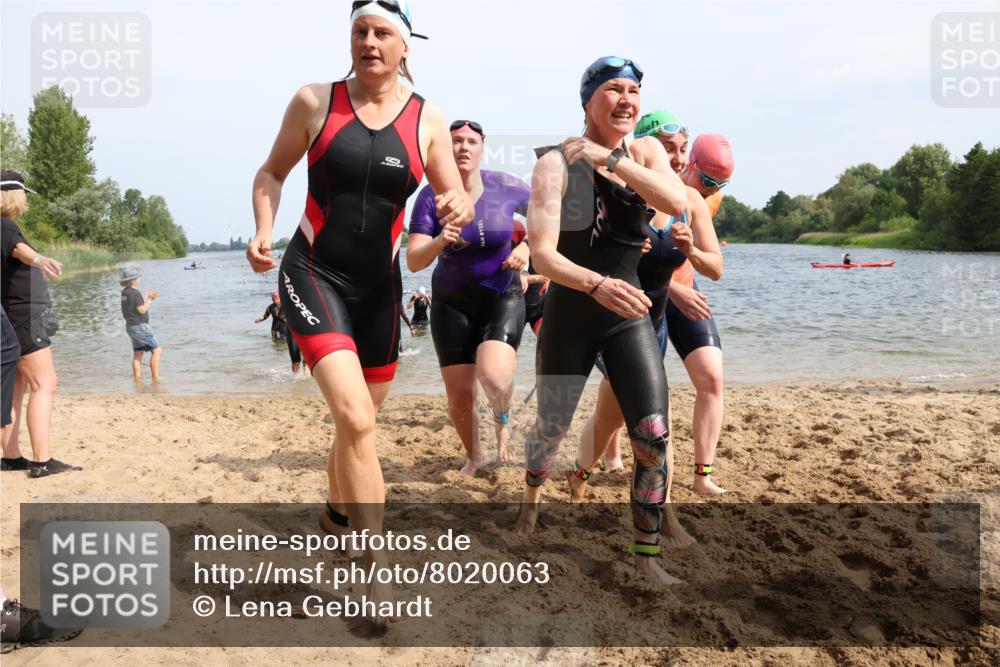 15.06.2025 - 27. Vierlanden-Triathlon Lena Gebhardt http://msf.ph/oto/8020063 15.06.2025 10:17:34 Schwimmen 485, 488, 492, 493, 519, 532, 537, 552, 557, 562, 572, 582, 588, 594, 626 meine-sportfotos.de