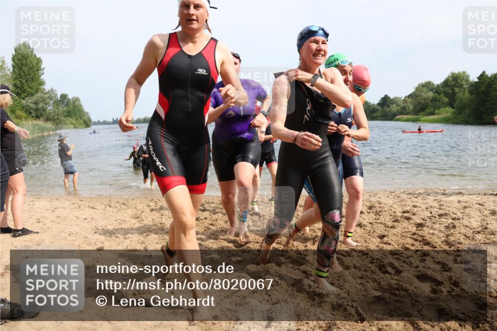 15.06.2025 - 27. Vierlanden-Triathlon Lena Gebhardt http://msf.ph/oto/8020067 15.06.2025 10:17:34 Schwimmen 485, 488, 492, 493, 519, 532, 537, 552, 557, 562, 572, 582, 588, 594, 626 meine-sportfotos.de