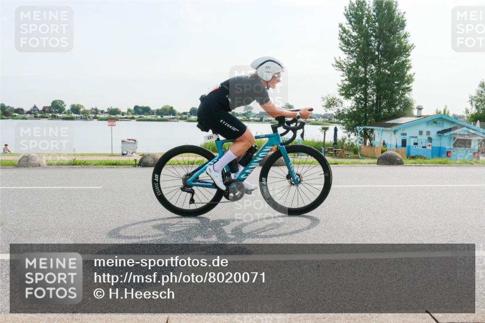 15.06.2025 - 27. Vierlanden-Triathlon H.Heesch http://msf.ph/oto/8020071 15.06.2025 09:43:26 Radfahren 221 meine-sportfotos.de