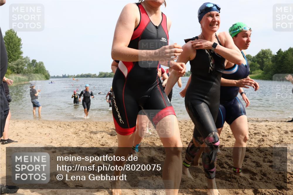 15.06.2025 - 27. Vierlanden-Triathlon Lena Gebhardt http://msf.ph/oto/8020075 15.06.2025 10:17:34 Schwimmen 485, 488, 492, 493, 519, 532, 537, 552, 557, 562, 572, 582, 588, 594, 626 meine-sportfotos.de