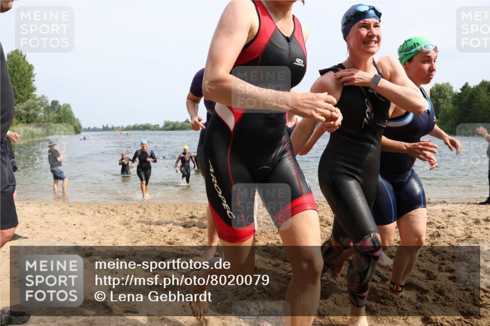 15.06.2025 - 27. Vierlanden-Triathlon Lena Gebhardt http://msf.ph/oto/8020079 15.06.2025 10:17:34 Schwimmen 485, 488, 492, 493, 519, 532, 537, 552, 557, 562, 572, 582, 588, 594, 626 meine-sportfotos.de