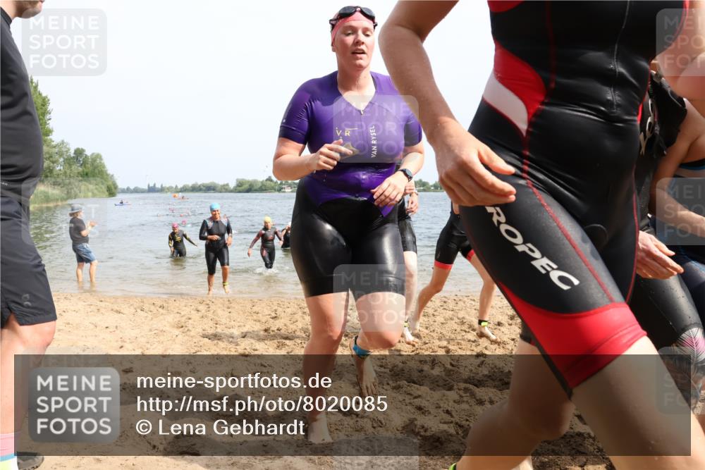 15.06.2025 - 27. Vierlanden-Triathlon Lena Gebhardt http://msf.ph/oto/8020085 15.06.2025 10:17:35 Schwimmen 485, 488, 492, 493, 519, 532, 537, 552, 557, 562, 572, 582, 588, 594, 626 meine-sportfotos.de