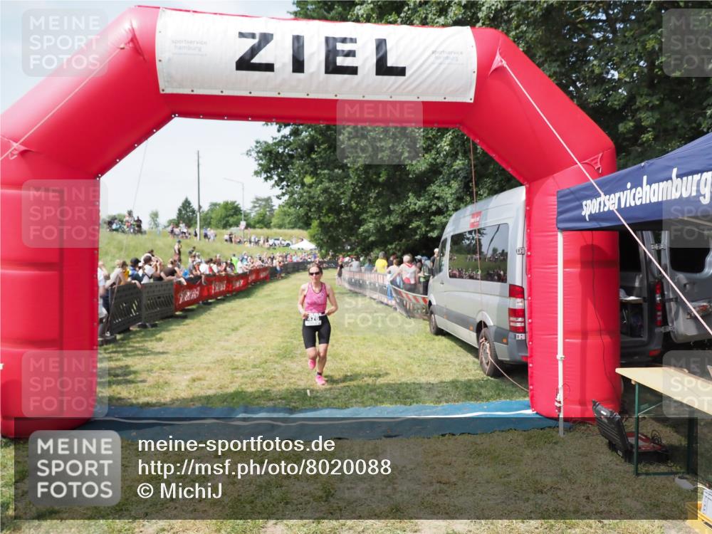 21.06.2025 - 27. Vierlanden-Triathlon MichiJ http://msf.ph/oto/8020088 15.06.2026 11:35:46 Ziel 476, 494 meine-sportfotos.de