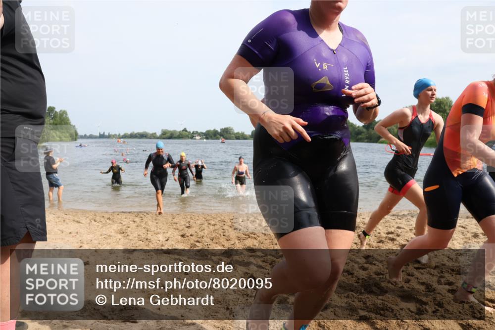 15.06.2025 - 27. Vierlanden-Triathlon Lena Gebhardt http://msf.ph/oto/8020095 15.06.2025 10:17:35 Schwimmen 485, 488, 492, 493, 519, 532, 537, 552, 557, 562, 572, 582, 588, 594, 626 meine-sportfotos.de