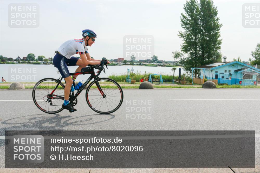 15.06.2025 - 27. Vierlanden-Triathlon H.Heesch http://msf.ph/oto/8020096 15.06.2025 09:43:57 Radfahren 124, 157, 208 meine-sportfotos.de