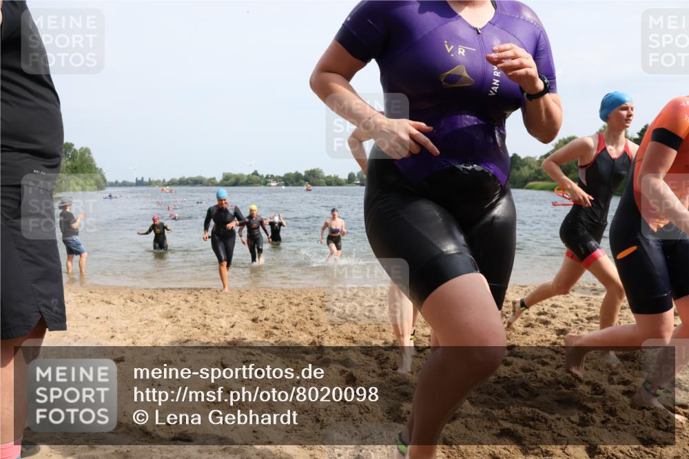 15.06.2025 - 27. Vierlanden-Triathlon Lena Gebhardt http://msf.ph/oto/8020098 15.06.2025 10:17:35 Schwimmen 485, 488, 492, 493, 519, 532, 537, 552, 557, 562, 572, 582, 588, 594, 626 meine-sportfotos.de