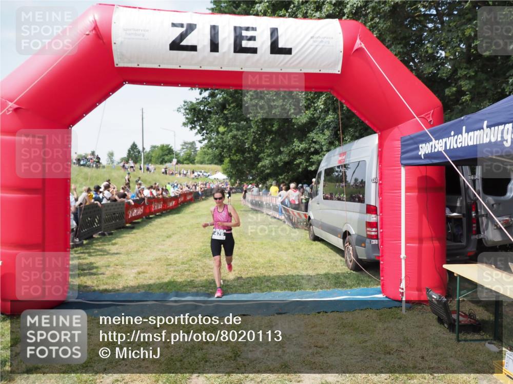 21.06.2025 - 27. Vierlanden-Triathlon MichiJ http://msf.ph/oto/8020113 15.06.2026 11:35:46 Ziel 476, 494 meine-sportfotos.de