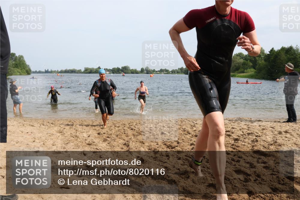 15.06.2025 - 27. Vierlanden-Triathlon Lena Gebhardt http://msf.ph/oto/8020116 15.06.2025 10:17:36 Schwimmen 485, 488, 492, 493, 519, 532, 537, 552, 557, 562, 572, 582, 588, 594, 626 meine-sportfotos.de