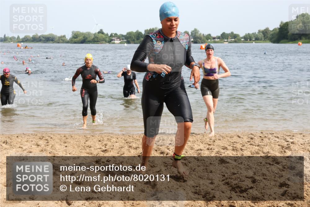 15.06.2025 - 27. Vierlanden-Triathlon Lena Gebhardt http://msf.ph/oto/8020131 15.06.2025 10:17:37 Schwimmen 485, 488, 492, 493, 519, 532, 537, 552, 557, 562, 572, 582, 588, 594, 626 meine-sportfotos.de