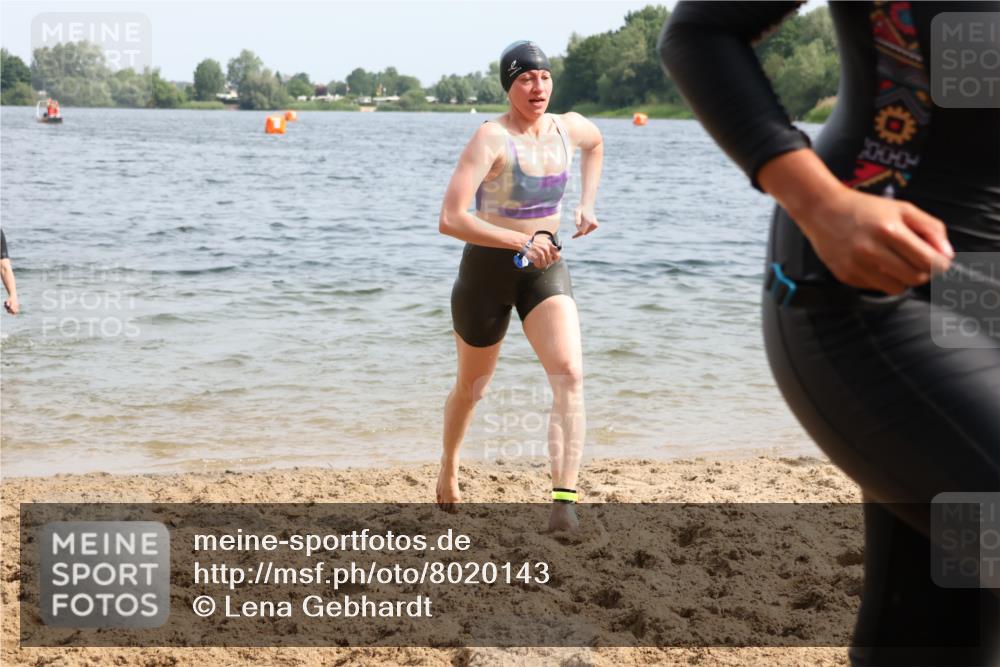 15.06.2025 - 27. Vierlanden-Triathlon Lena Gebhardt http://msf.ph/oto/8020143 15.06.2025 10:17:38 Schwimmen 485, 488, 492, 493, 519, 522, 532, 537, 552, 557, 562, 563, 572, 582, 588, 594, 626 meine-sportfotos.de