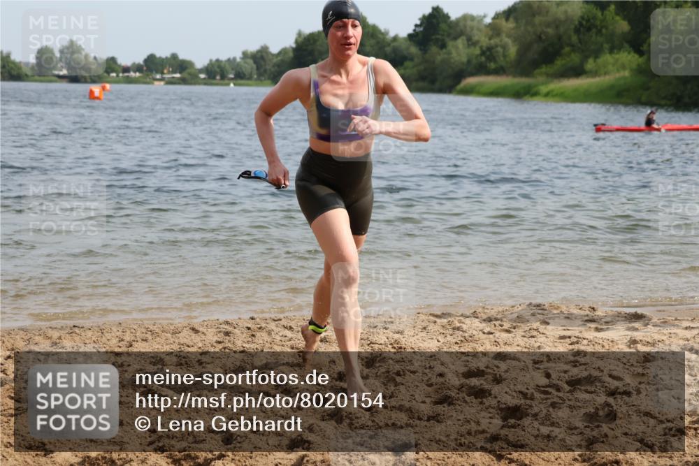 15.06.2025 - 27. Vierlanden-Triathlon Lena Gebhardt http://msf.ph/oto/8020154 15.06.2025 10:17:38 Schwimmen 485, 488, 492, 493, 519, 522, 532, 537, 552, 557, 562, 563, 572, 582, 588, 594, 626 meine-sportfotos.de
