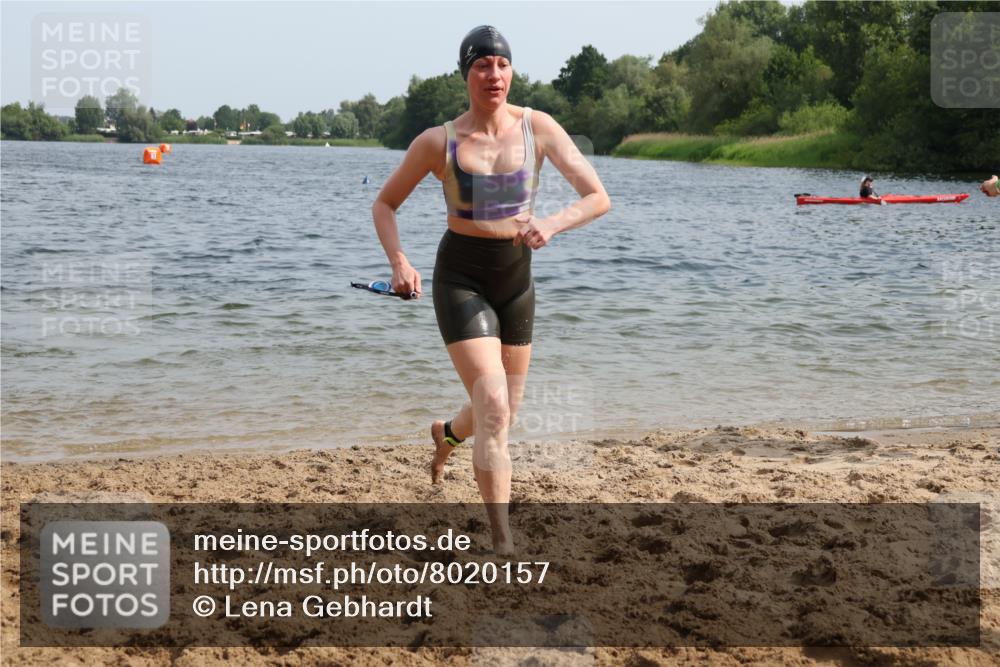 15.06.2025 - 27. Vierlanden-Triathlon Lena Gebhardt http://msf.ph/oto/8020157 15.06.2025 10:17:38 Schwimmen 485, 488, 492, 493, 519, 522, 532, 537, 552, 557, 562, 563, 572, 582, 588, 594, 626 meine-sportfotos.de