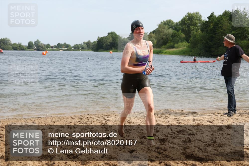 15.06.2025 - 27. Vierlanden-Triathlon Lena Gebhardt http://msf.ph/oto/8020167 15.06.2025 10:17:38 Schwimmen 485, 488, 492, 493, 519, 522, 532, 537, 552, 557, 562, 563, 572, 582, 588, 594, 626 meine-sportfotos.de