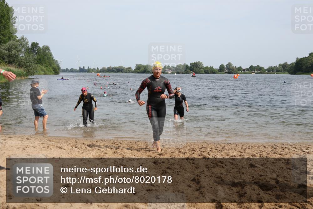 15.06.2025 - 27. Vierlanden-Triathlon Lena Gebhardt http://msf.ph/oto/8020178 15.06.2025 10:17:39 Schwimmen 485, 488, 492, 493, 519, 522, 532, 537, 552, 557, 562, 563, 572, 588, 626 meine-sportfotos.de