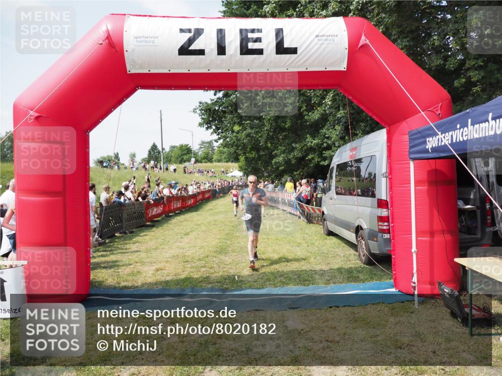 21.06.2025 - 27. Vierlanden-Triathlon MichiJ http://msf.ph/oto/8020182 15.06.2026 11:35:55 Ziel 454, 477 meine-sportfotos.de