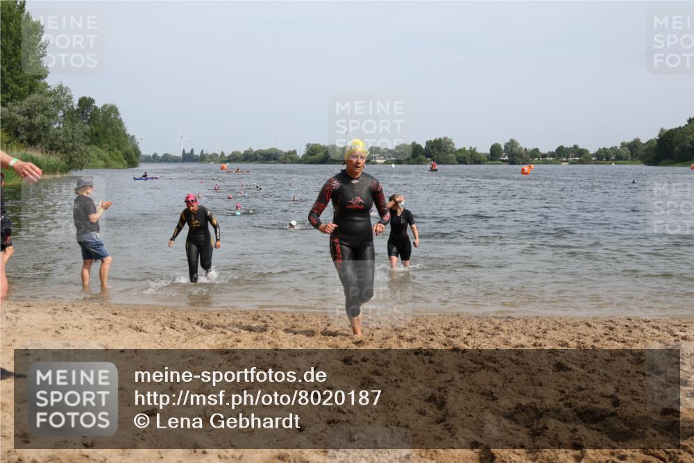 15.06.2025 - 27. Vierlanden-Triathlon Lena Gebhardt http://msf.ph/oto/8020187 15.06.2025 10:17:39 Schwimmen 485, 488, 492, 493, 519, 522, 532, 537, 552, 557, 562, 563, 572, 588, 626 meine-sportfotos.de