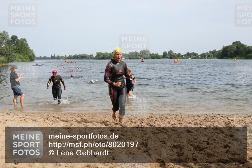 15.06.2025 - 27. Vierlanden-Triathlon Lena Gebhardt http://msf.ph/oto/8020197 15.06.2025 10:17:39 Schwimmen 485, 488, 492, 493, 519, 522, 532, 537, 552, 557, 562, 563, 572, 588, 626 meine-sportfotos.de