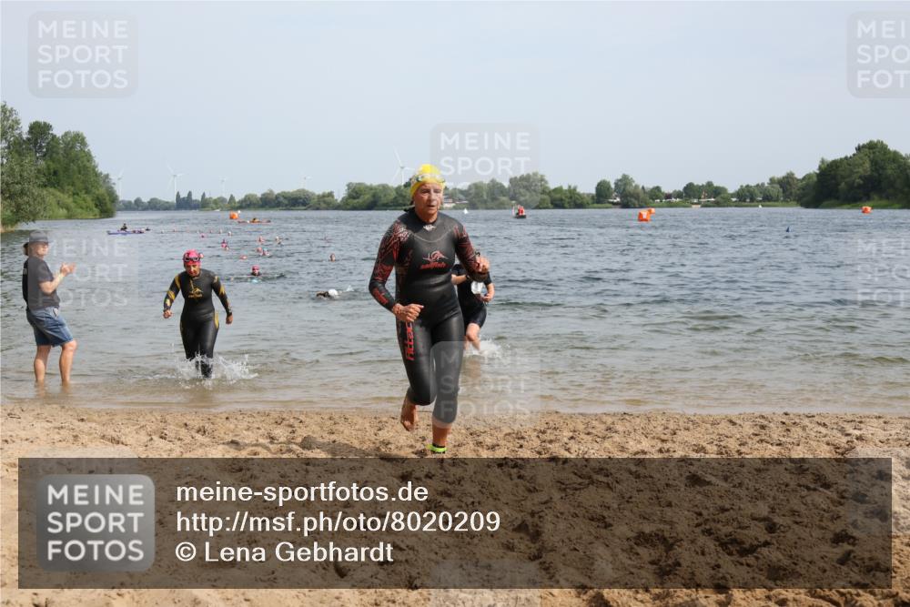 15.06.2025 - 27. Vierlanden-Triathlon Lena Gebhardt http://msf.ph/oto/8020209 15.06.2025 10:17:39 Schwimmen 485, 488, 492, 493, 519, 522, 532, 537, 552, 557, 562, 563, 572, 588, 626 meine-sportfotos.de