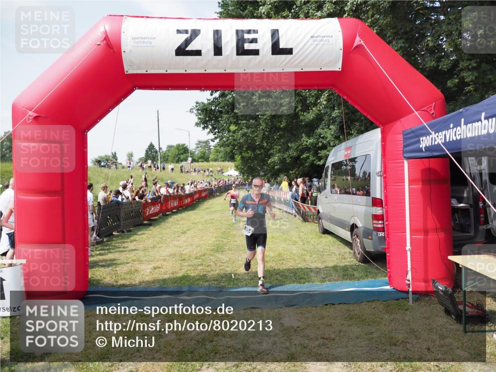 21.06.2025 - 27. Vierlanden-Triathlon MichiJ http://msf.ph/oto/8020213 15.06.2026 11:35:55 Ziel 454, 477 meine-sportfotos.de