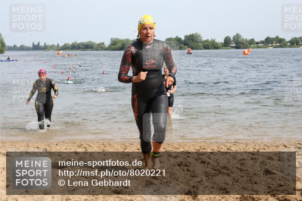 15.06.2025 - 27. Vierlanden-Triathlon Lena Gebhardt http://msf.ph/oto/8020221 15.06.2025 10:17:40 Schwimmen 485, 488, 492, 493, 519, 522, 532, 537, 552, 557, 562, 563, 572, 588, 626 meine-sportfotos.de