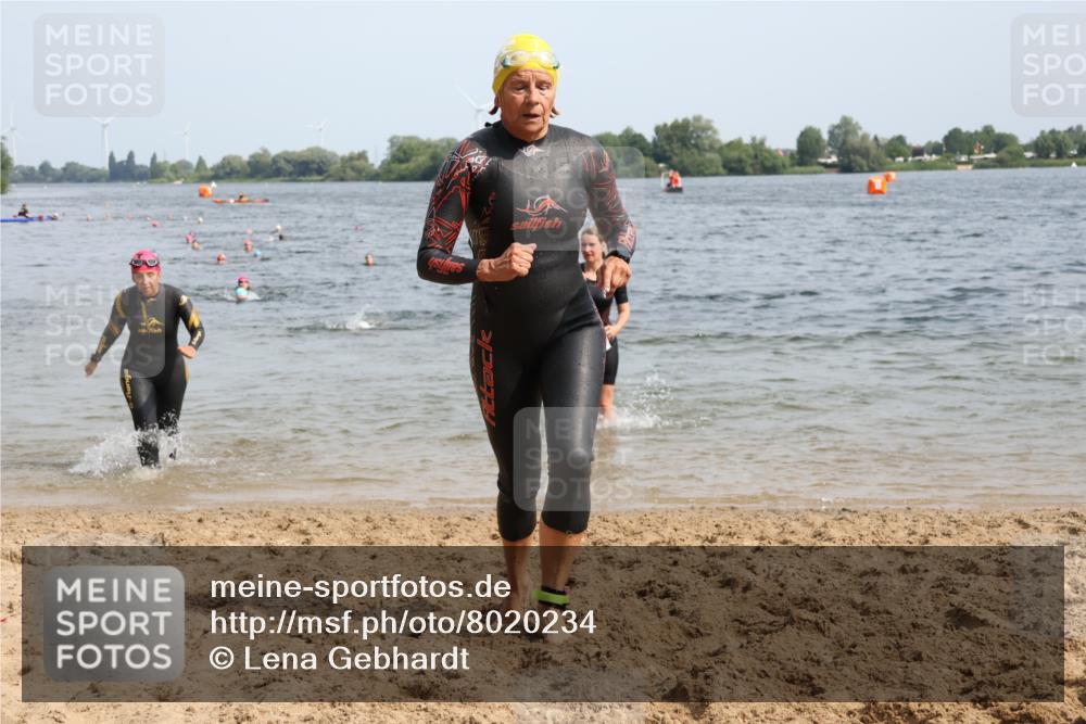 15.06.2025 - 27. Vierlanden-Triathlon Lena Gebhardt http://msf.ph/oto/8020234 15.06.2025 10:17:40 Schwimmen 485, 488, 492, 493, 519, 522, 532, 537, 552, 557, 562, 563, 572, 588, 626 meine-sportfotos.de