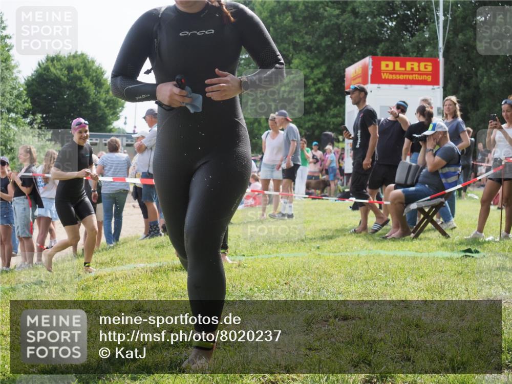15.06.2025 - 27. Vierlanden-Triathlon KatJ http://msf.ph/oto/8020237 15.06.2025 10:19:56 Schwimmen 500, 503, 539, 553, 569, 578 meine-sportfotos.de