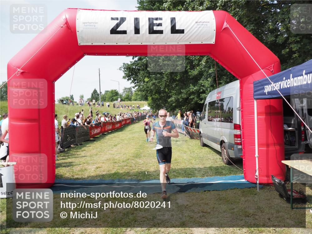 21.06.2025 - 27. Vierlanden-Triathlon MichiJ http://msf.ph/oto/8020241 15.06.2026 11:35:56 Ziel 454, 477 meine-sportfotos.de
