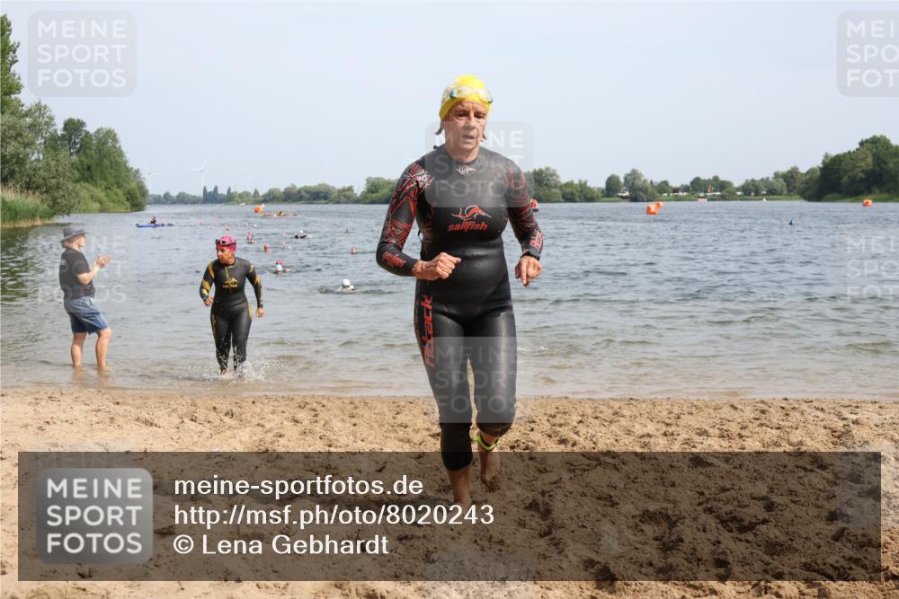 15.06.2025 - 27. Vierlanden-Triathlon Lena Gebhardt http://msf.ph/oto/8020243 15.06.2025 10:17:40 Schwimmen 485, 488, 492, 493, 519, 522, 532, 537, 552, 557, 562, 563, 572, 588, 626 meine-sportfotos.de
