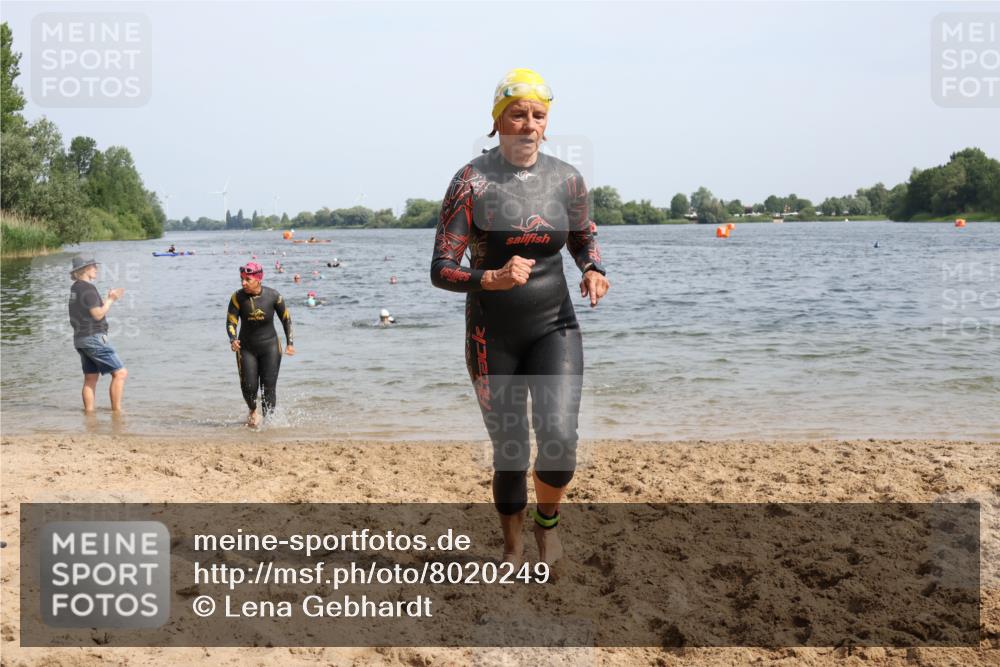 15.06.2025 - 27. Vierlanden-Triathlon Lena Gebhardt http://msf.ph/oto/8020249 15.06.2025 10:17:40 Schwimmen 485, 488, 492, 493, 519, 522, 532, 537, 552, 557, 562, 563, 572, 588, 626 meine-sportfotos.de