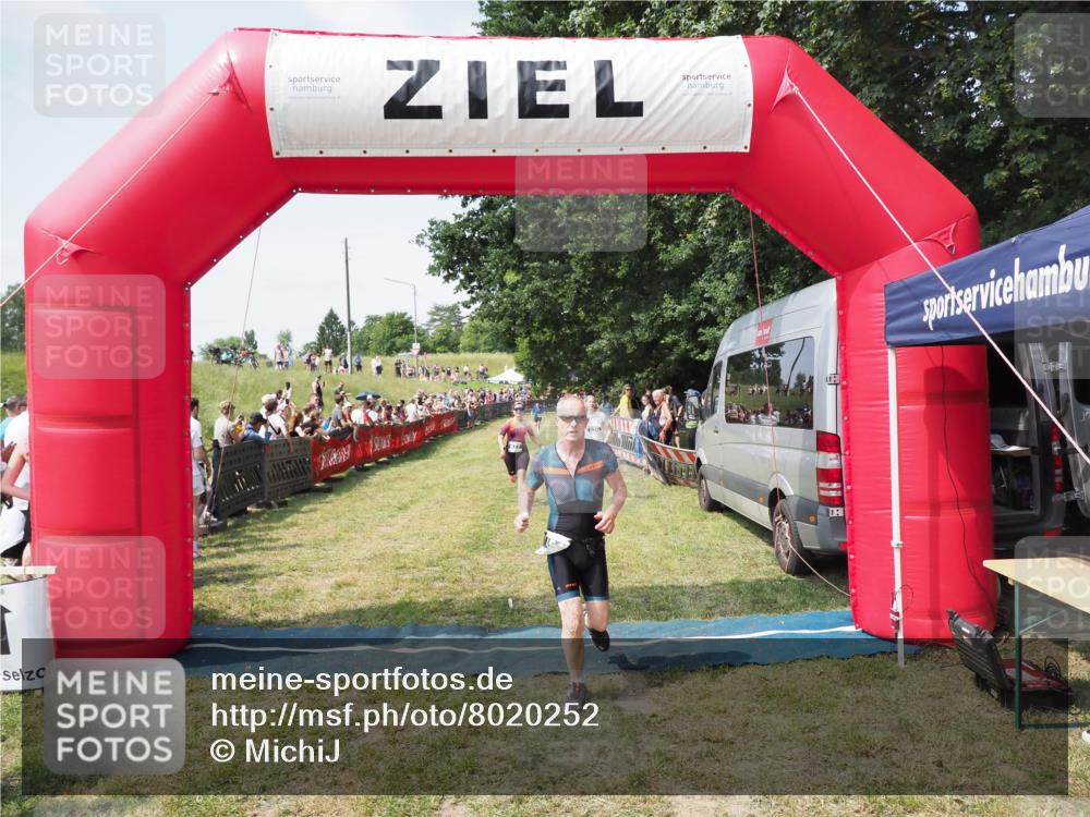 21.06.2025 - 27. Vierlanden-Triathlon MichiJ http://msf.ph/oto/8020252 15.06.2026 11:35:56 Ziel 454, 477 meine-sportfotos.de