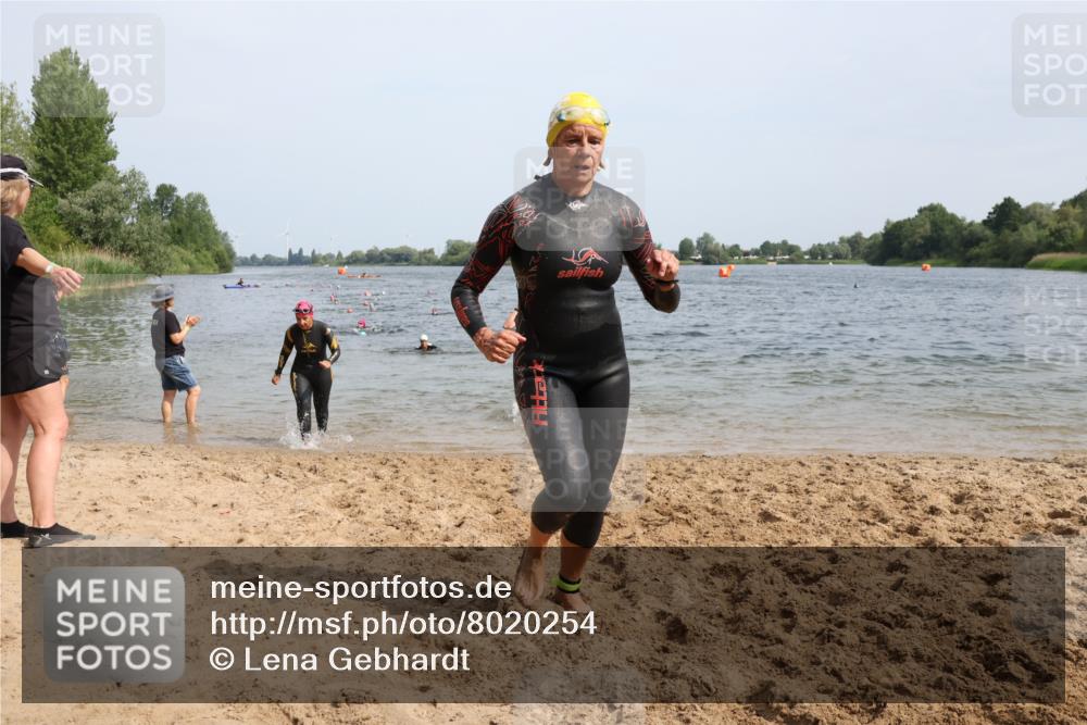 15.06.2025 - 27. Vierlanden-Triathlon Lena Gebhardt http://msf.ph/oto/8020254 15.06.2025 10:17:41 Schwimmen 485, 488, 492, 493, 519, 522, 532, 537, 552, 557, 562, 563, 572, 588, 626 meine-sportfotos.de