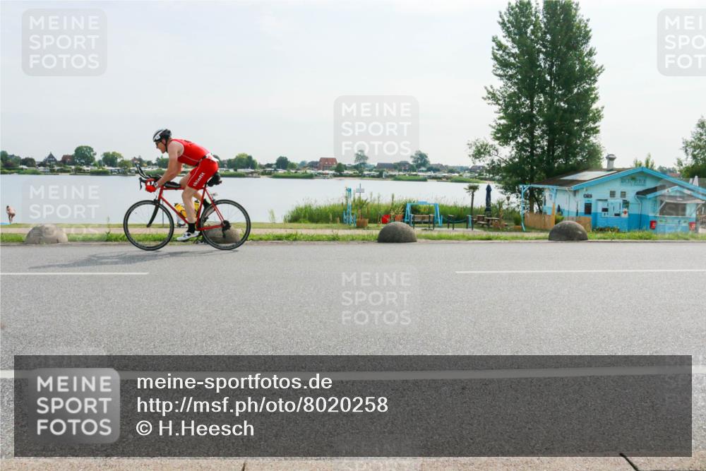 15.06.2025 - 27. Vierlanden-Triathlon H.Heesch http://msf.ph/oto/8020258 15.06.2025 09:44:47 Radfahren 8, 16 meine-sportfotos.de