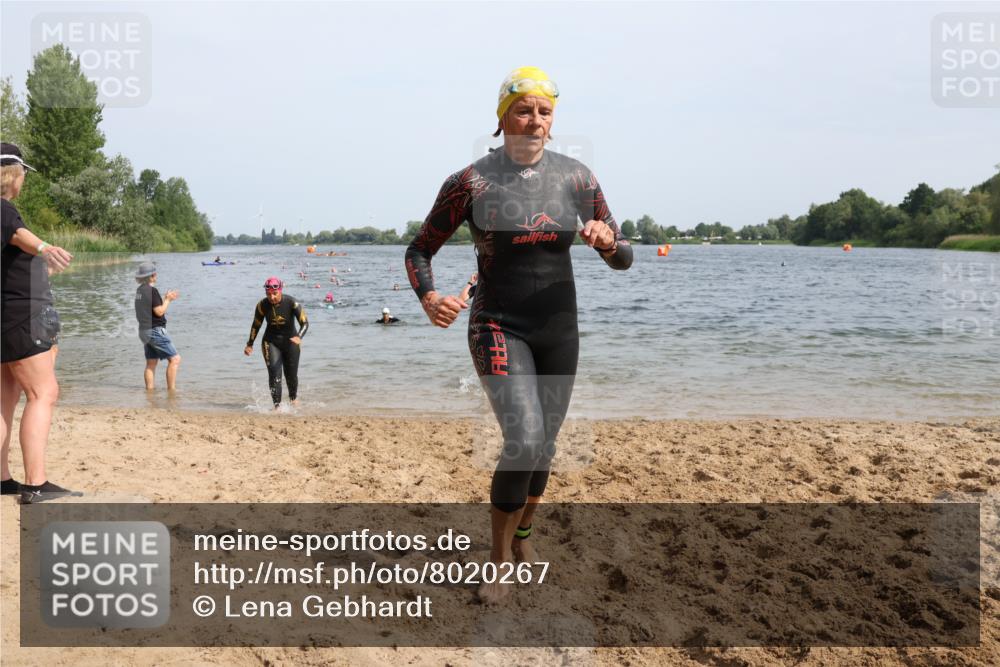 15.06.2025 - 27. Vierlanden-Triathlon Lena Gebhardt http://msf.ph/oto/8020267 15.06.2025 10:17:41 Schwimmen 485, 488, 492, 493, 519, 522, 532, 537, 552, 557, 562, 563, 572, 588, 626 meine-sportfotos.de