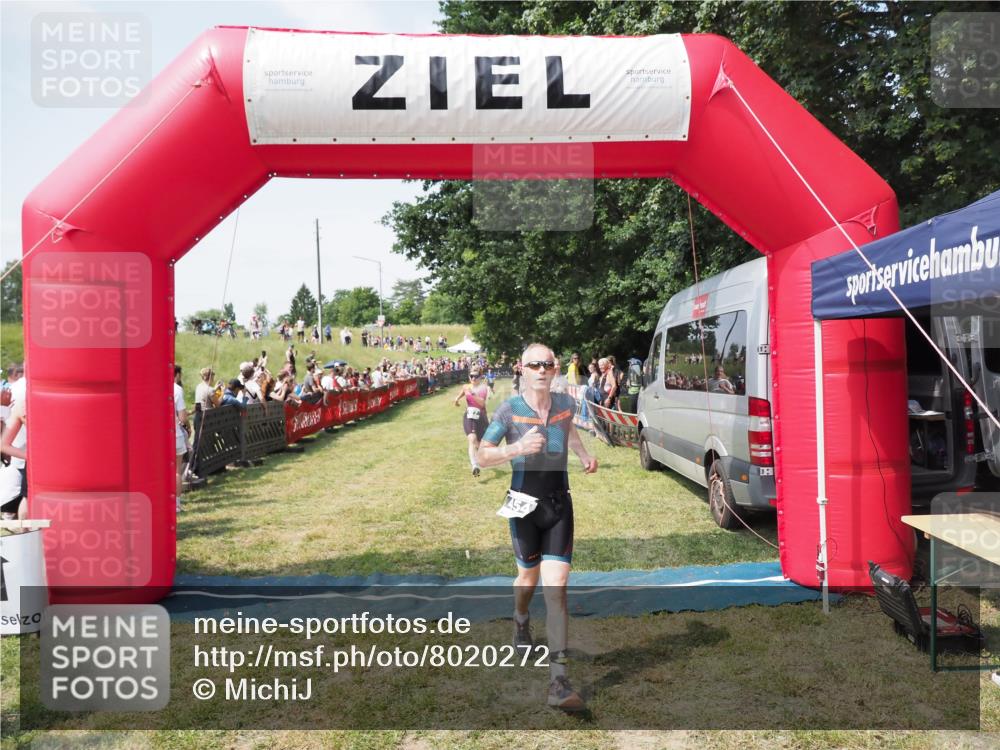 21.06.2025 - 27. Vierlanden-Triathlon MichiJ http://msf.ph/oto/8020272 15.06.2026 11:35:56 Ziel 454, 477 meine-sportfotos.de