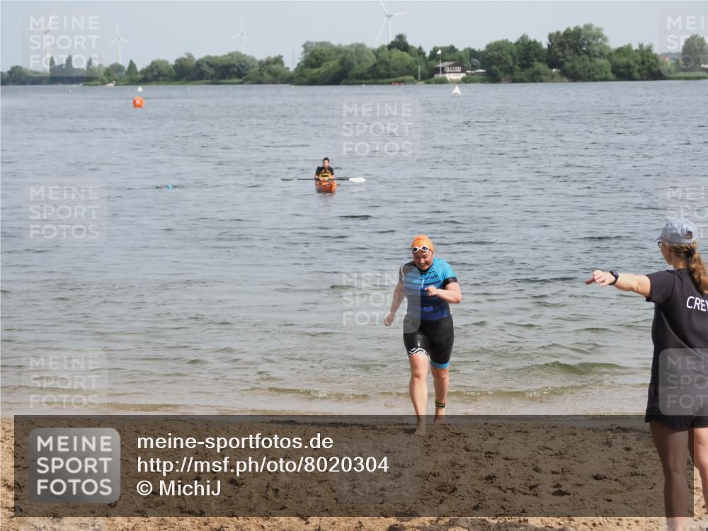 21.06.2025 - 27. Vierlanden-Triathlon MichiJ http://msf.ph/oto/8020304 15.06.2026 10:21:56 Schwimmen 538 meine-sportfotos.de