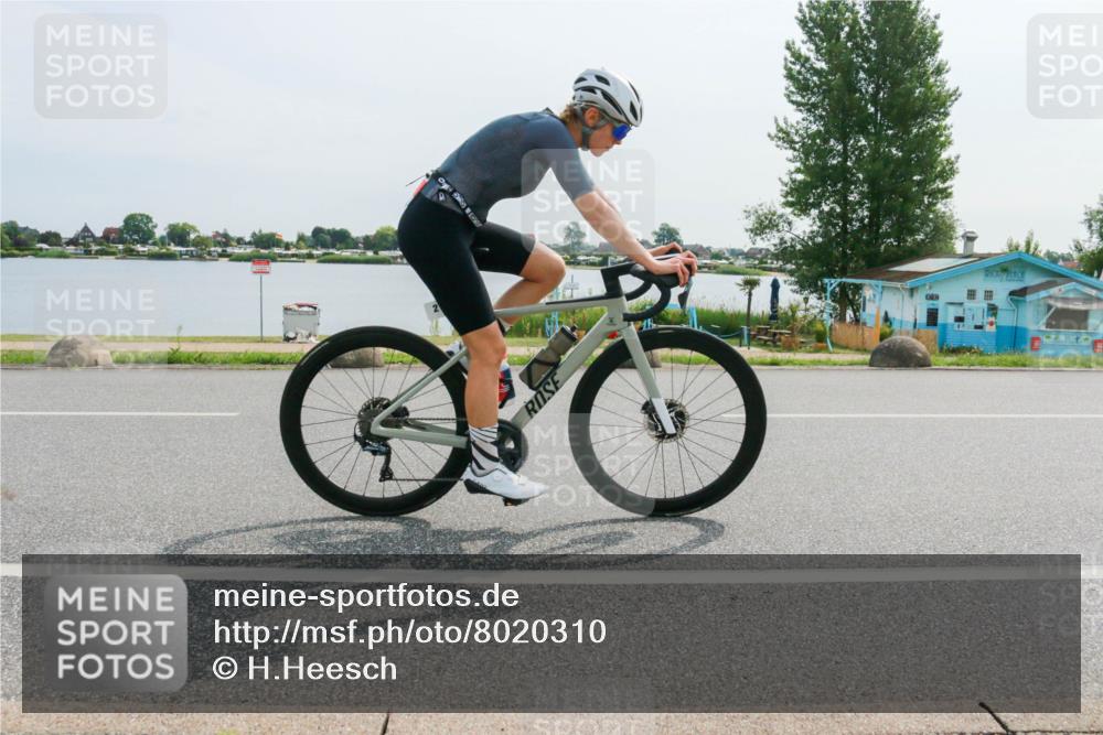 15.06.2025 - 27. Vierlanden-Triathlon H.Heesch http://msf.ph/oto/8020310 15.06.2025 10:26:05 Radfahren 129, 212, 566, 595 meine-sportfotos.de