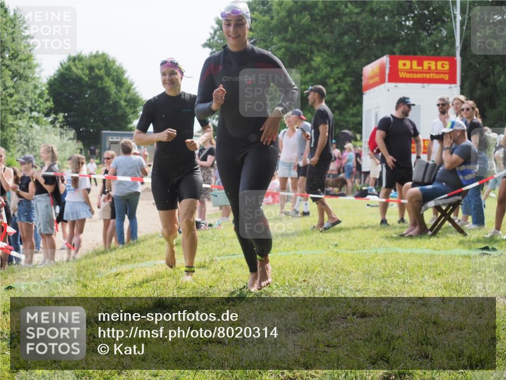 15.06.2025 - 27. Vierlanden-Triathlon KatJ http://msf.ph/oto/8020314 15.06.2025 10:19:58 Schwimmen 500, 539, 553, 569, 578 meine-sportfotos.de