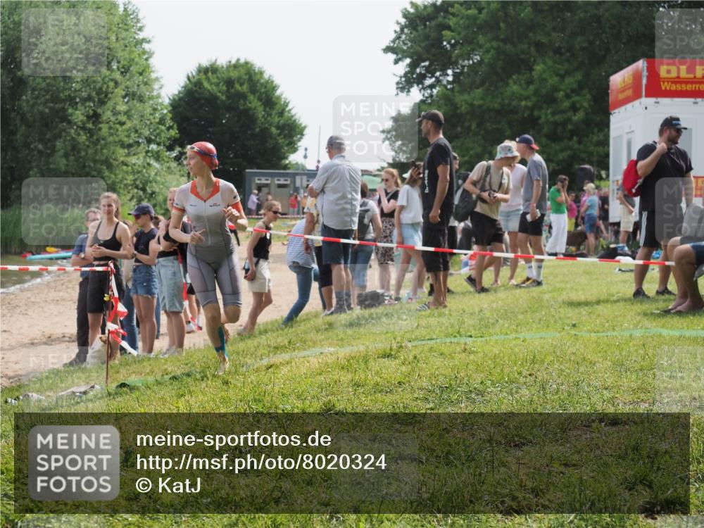 15.06.2025 - 27. Vierlanden-Triathlon KatJ http://msf.ph/oto/8020324 15.06.2025 10:20:02 Schwimmen 500, 553, 569, 578 meine-sportfotos.de
