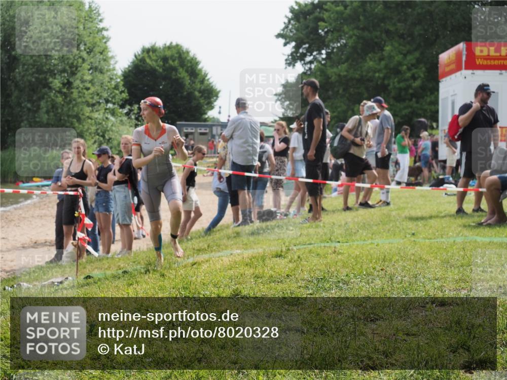 15.06.2025 - 27. Vierlanden-Triathlon KatJ http://msf.ph/oto/8020328 15.06.2025 10:20:02 Schwimmen 500, 553, 569, 578 meine-sportfotos.de