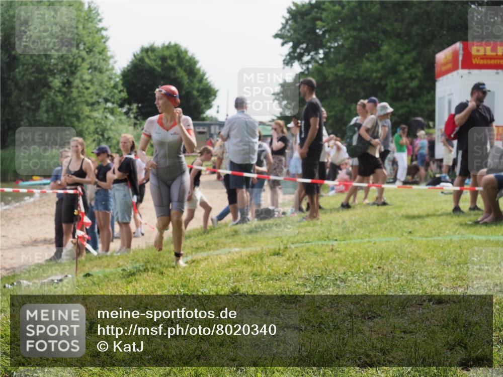 15.06.2025 - 27. Vierlanden-Triathlon KatJ http://msf.ph/oto/8020340 15.06.2025 10:20:02 Schwimmen 500, 553, 569, 578 meine-sportfotos.de