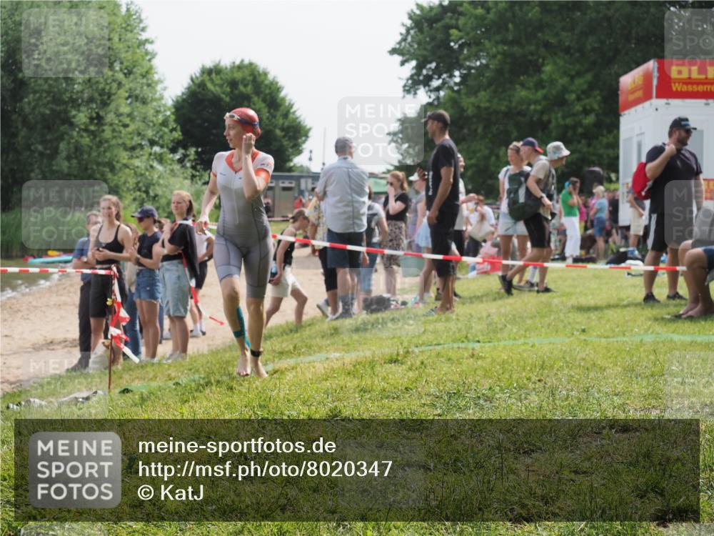 15.06.2025 - 27. Vierlanden-Triathlon KatJ http://msf.ph/oto/8020347 15.06.2025 10:20:02 Schwimmen 500, 553, 569, 578 meine-sportfotos.de