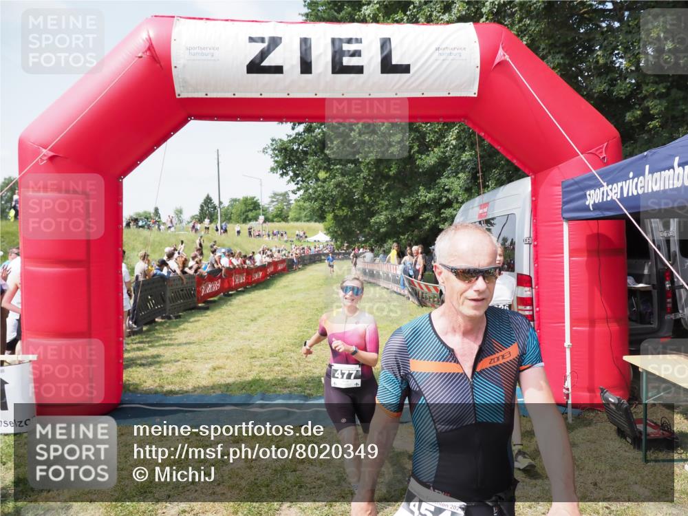21.06.2025 - 27. Vierlanden-Triathlon MichiJ http://msf.ph/oto/8020349 15.06.2026 11:35:57 Ziel 454, 477 meine-sportfotos.de